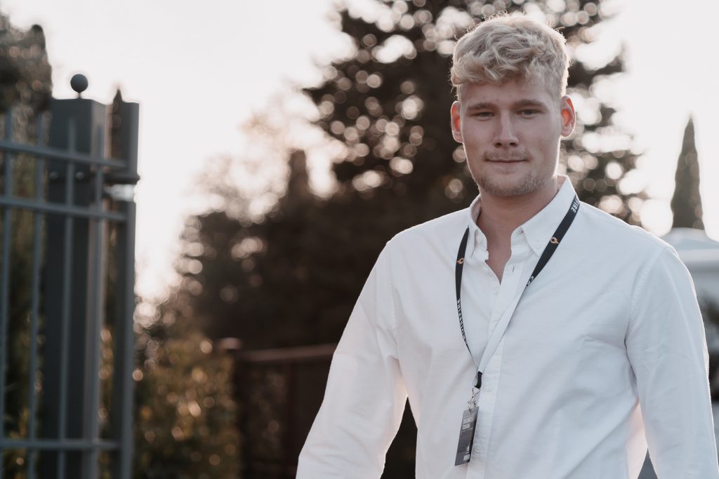 Porträt von Luis Massmann, Eventmanager bei Cruisefire Sportwagentouren und Events