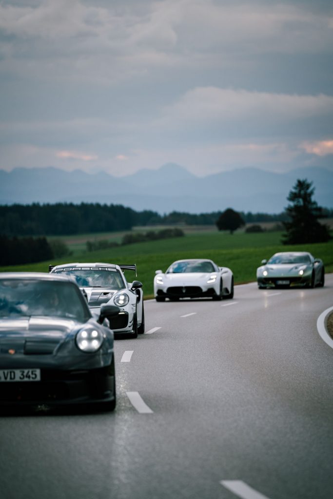 Concorso di Bavaria 2023 – exklusive Sportwagentour mit 70 Fahrzeugen, Start bei der Motorworld München mit McLaren, Bugatti und Maserati. Zwischenstopp mit Führung bei HK Engineering, Finale mit exklusivem Dinner im Automobilmuseum.