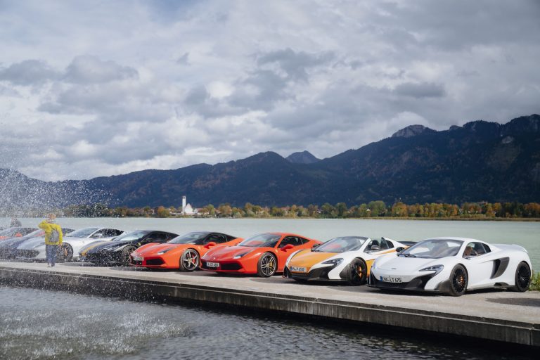 Concorso di Bavaria 2024 – exklusives Sportwagentreffen in München und im Allgäu mit Ferrari, Lamborghini, Porsche und McLaren. Start bei McLaren München, Zwischenstopp mit Führung bei ABT Sportsline und Hauptlocation Festspielhaus Füssen.
