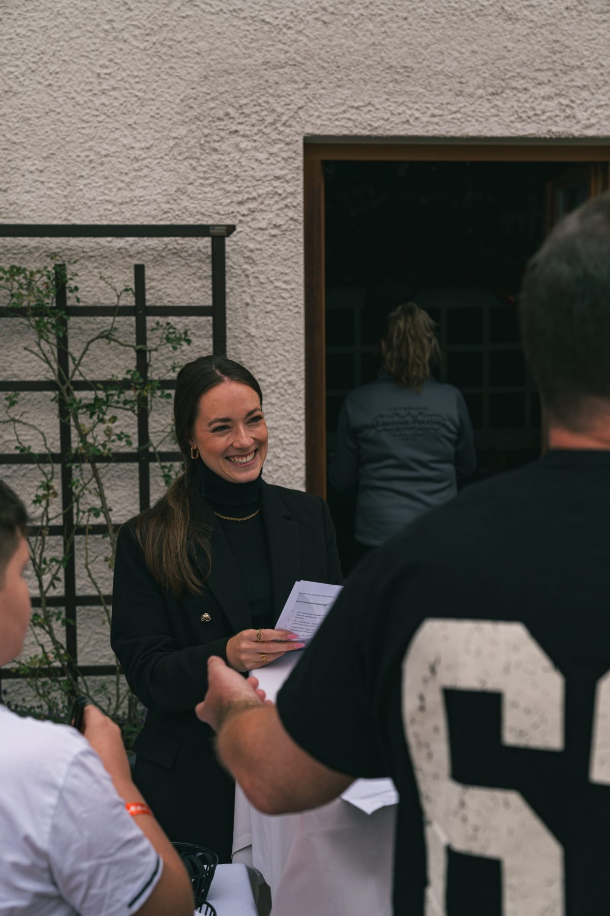 Porträt von Lisa Ernst, Guest Relation Managerin bei Cruisefire Sportwagentouren und Events