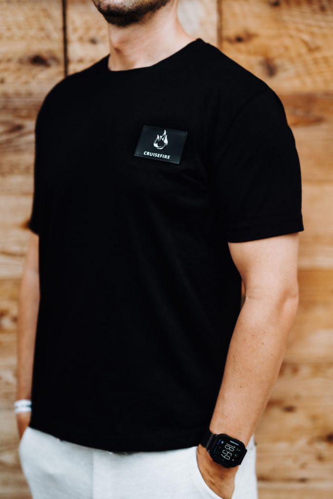 Schwarzes Cruisefire Speed Legacy T-Shirt – exklusive Supercar Fashion für Sportwagenfahrer