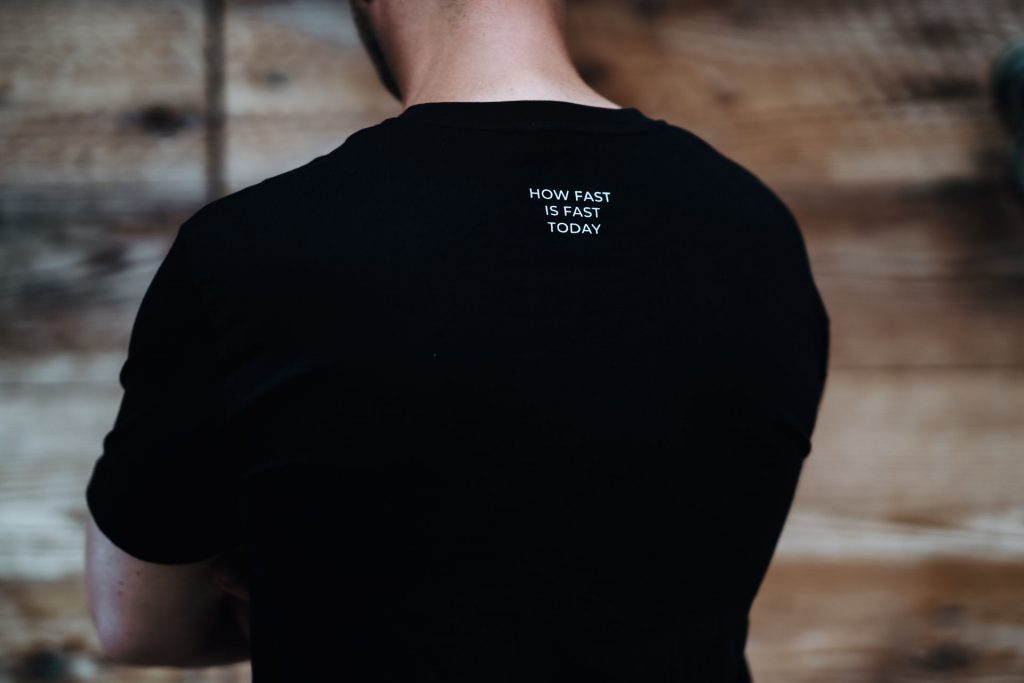 Schwarzes Cruisefire Speed Legacy T-Shirt – exklusive Supercar Fashion für Sportwagenfahrer
