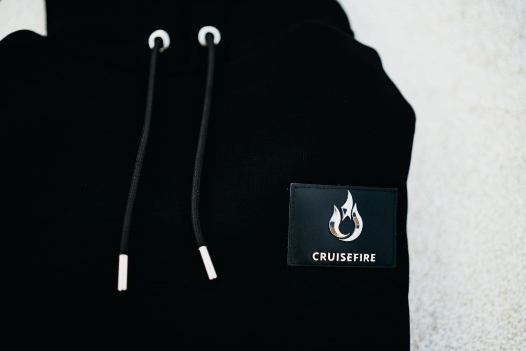 Schwarzer Cruisefire Speed Legacy Hoodie – exklusive Sportwagen Lifestyle Kollektion