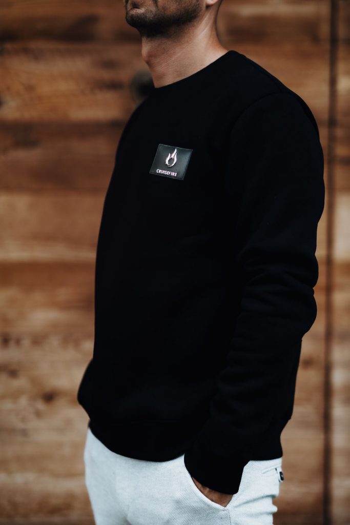 Schwarzer Cruisefire Speed Legacy Sweater – luxuriöse Sportwagen Modekollektion