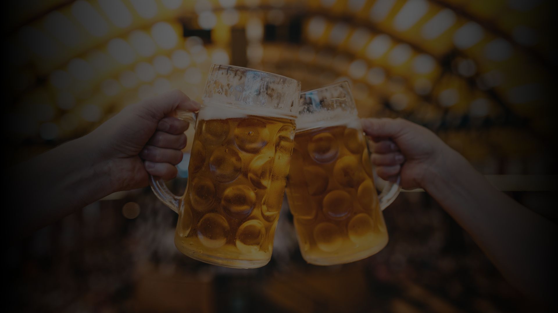 Cruisefire Gäste stoßen in der Käfer Wiesn-Schänke auf dem Münchner Oktoberfest an