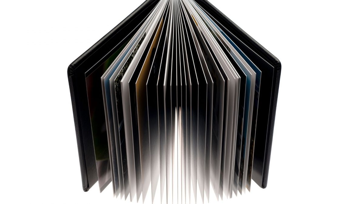 Exklusives Fotobuch aus Leder – individuelles Erinnerungsalbum mit Fotos von Cruisefire Sportwagentouren wie dem Drive oder dem Concorso di Bavaria