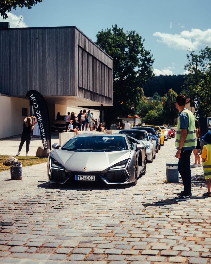 Concorso di Bavaria 2025 – exklusives Sportwagentreffen in München, Deutschland mit Ferrari, Lamborghini, McLaren und Porsche. Veranstaltet von Cruisefire mit HK Engineering und Ausstellung bei Schloss Hohenkammer.
