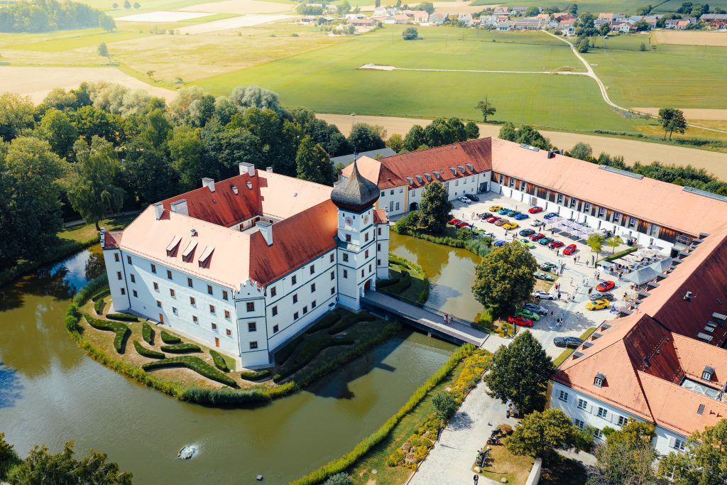 Concorso di Bavaria 2025 – exklusives Sportwagentreffen in München, Deutschland mit Ferrari, Lamborghini, McLaren und Porsche. Veranstaltet von Cruisefire mit HK Engineering und Ausstellung bei Schloss Hohenkammer.