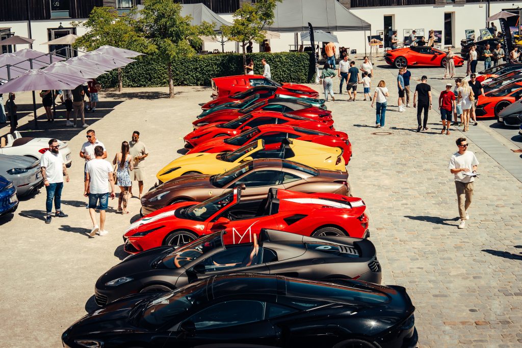 Concorso di Bavaria 2025 – exklusives Sportwagentreffen in München, Deutschland mit Ferrari, Lamborghini, McLaren und Porsche. Veranstaltet von Cruisefire mit HK Engineering und Ausstellung bei Schloss Hohenkammer.