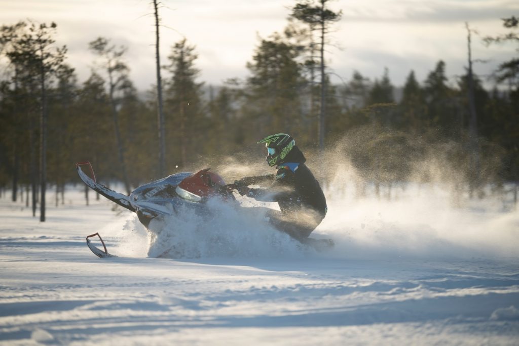 Cruisefire BELOW ZERO 2026 in Arvidsjaur Lappland – exklusives Arctic Adventure für Unternehmer und Sportwagen-Enthusiasten mit Drift, Schneemobil, Huskys und Spa