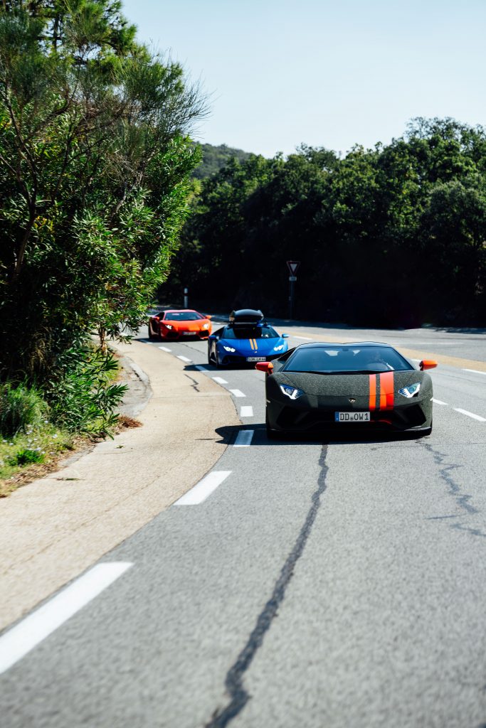 Cruisefire Anniversary Drive 2025 – exklusive Sportwagentour für Unternehmer mit Ferrari, Lamborghini, Porsche und McLaren. Route von München über Gardasee, Côte d’Azur, Piemont bis in die Pyrenäen.