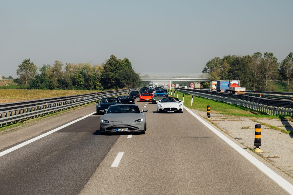 Cruisefire Anniversary Drive 2025 – exklusive Sportwagentour für Unternehmer mit Ferrari, Lamborghini, Porsche und McLaren. Route von München über Gardasee, Côte d’Azur, Piemont bis in die Pyrenäen.