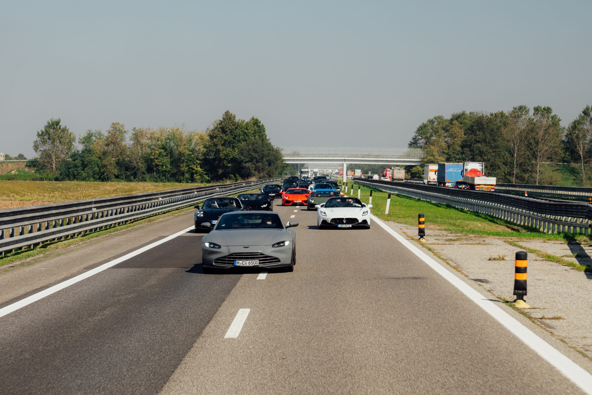 Sportwagen beim Cruisefire Anniversary Drive 2025 in Europa