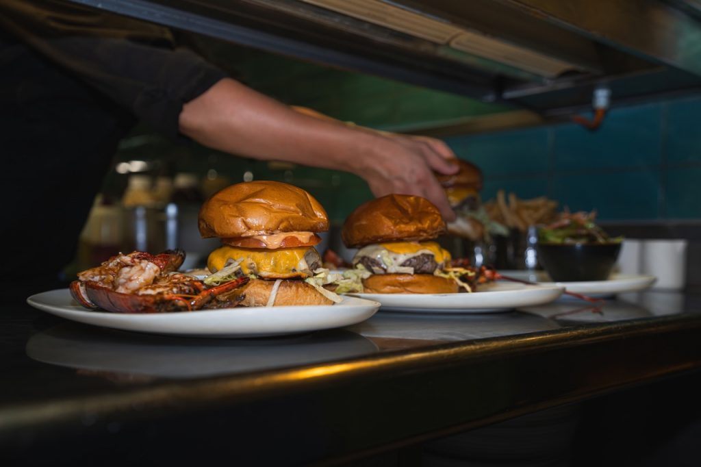 Dine & Drive 2025 – exklusives Unternehmer-Dinner in der Burger & Lobster Bank München mit Sportwagen und Networking.