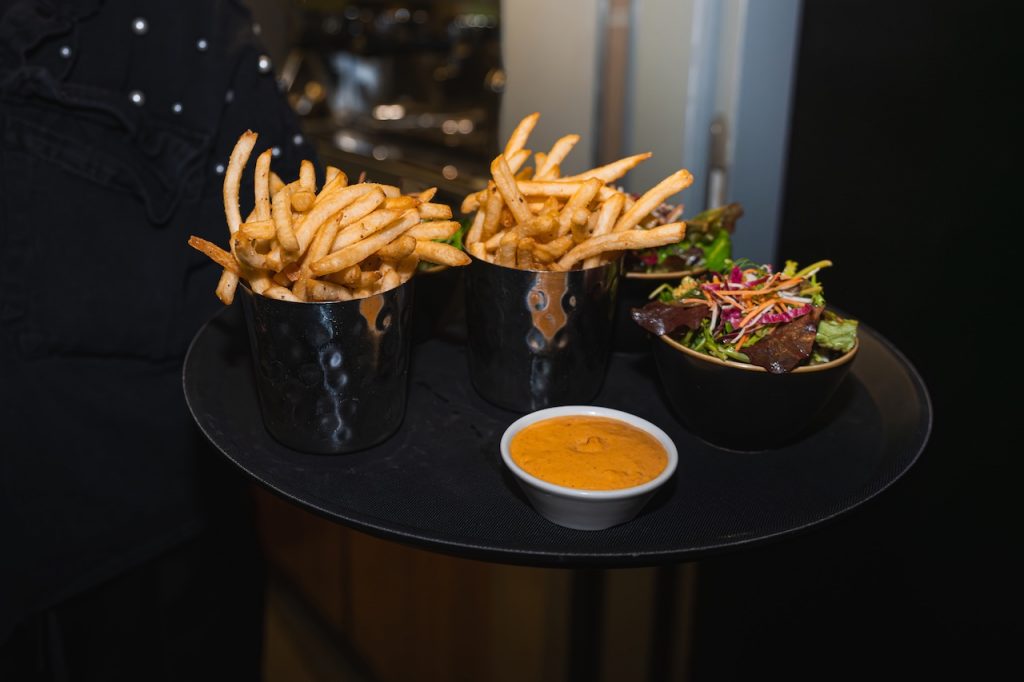 Dine & Drive 2025 – exklusives Unternehmer-Dinner in der Burger & Lobster Bank München mit Sportwagen und Networking.