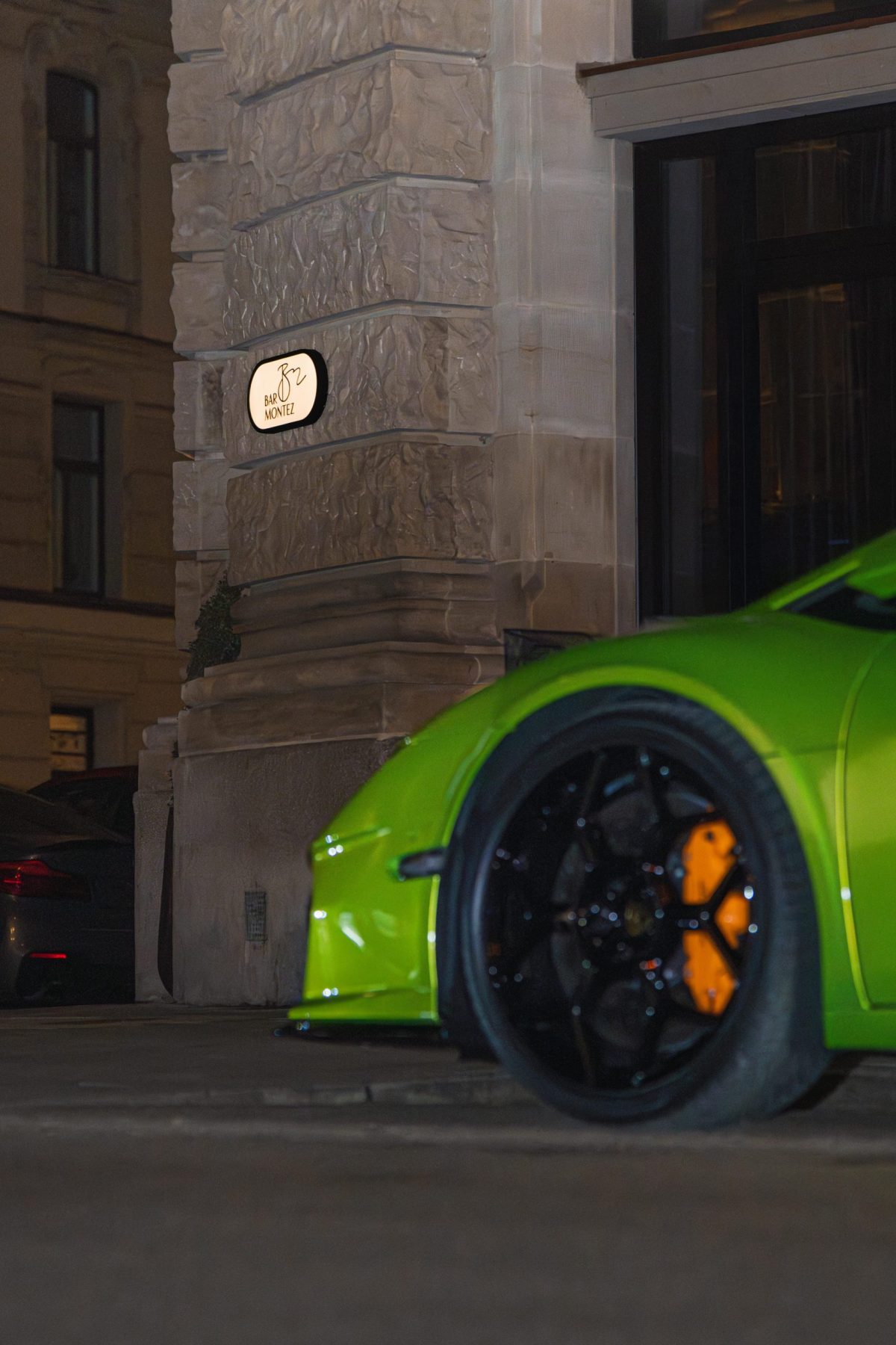 Dine & Drive 2025 – exklusives Unternehmer-Dinner in der Bar Montez im Rosewood München mit Sportwagen und Networking.