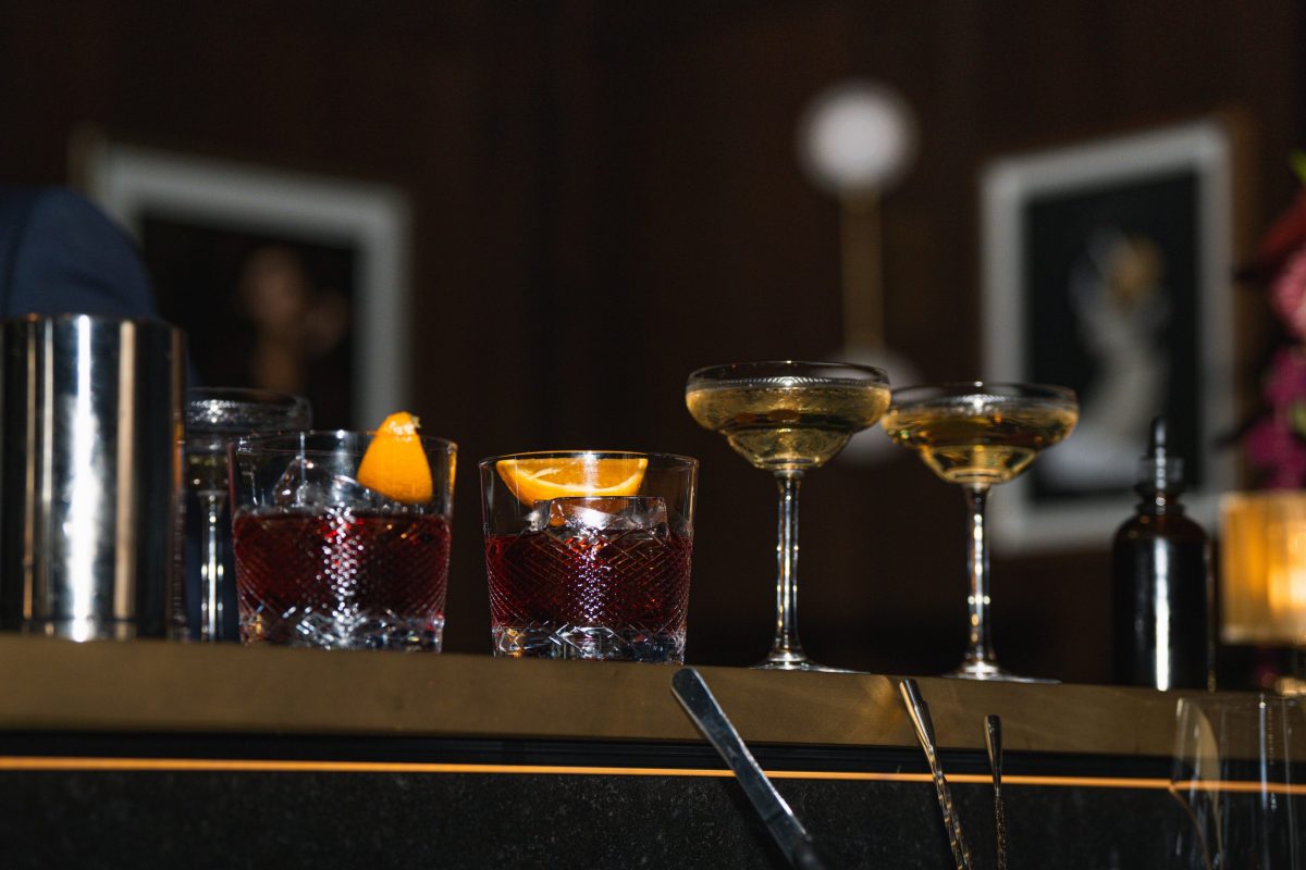 Dine & Drive 2025 – exklusives Unternehmer-Dinner in der Bar Montez im Rosewood München mit Sportwagen und Networking.