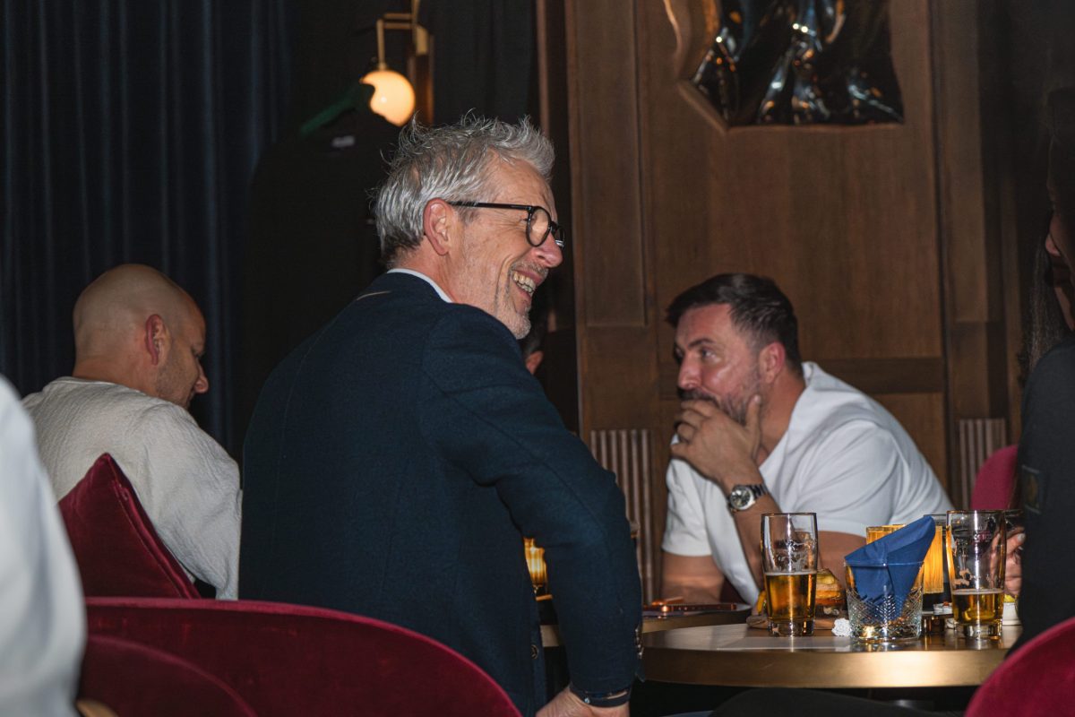 Dine & Drive 2025 – exklusives Unternehmer-Dinner in der Bar Montez im Rosewood München mit Sportwagen und Networking.