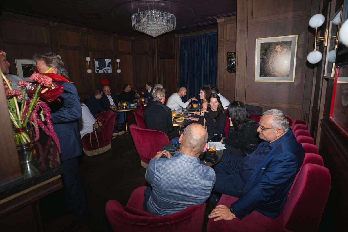Dine & Drive 2025 – exklusives Unternehmer-Dinner in der Bar Montez im Rosewood München mit Sportwagen und Networking.