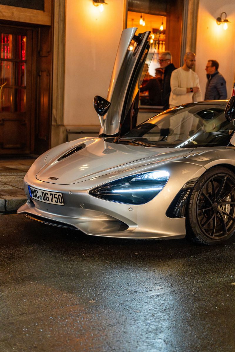 Dine & Drive 2026 – exklusives Unternehmer-Dinner in der Burger & Lobster Bank in München mit Sportwagen und Networking.