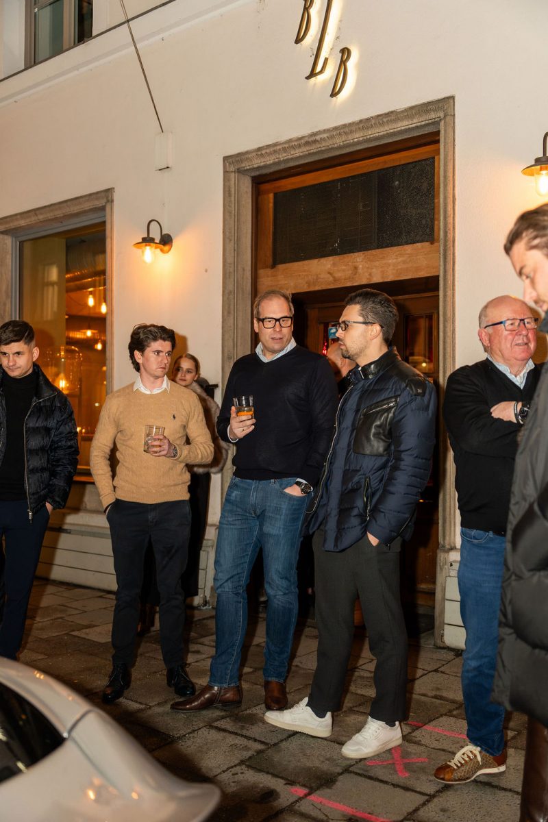 Dine & Drive 2026 – exklusives Unternehmer-Dinner in der Burger & Lobster Bank in München mit Sportwagen und Networking.