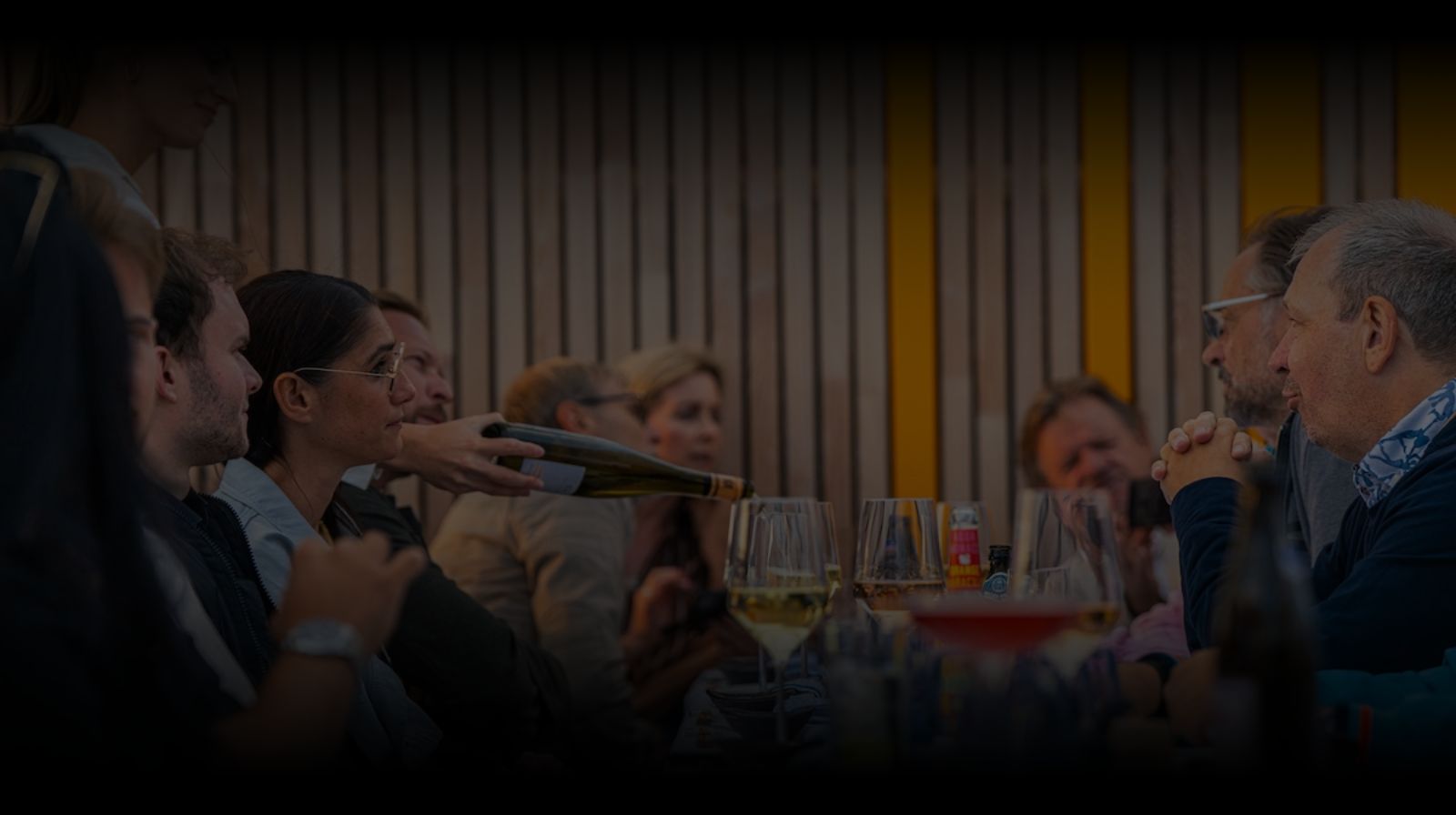 Gäste im persönlichen Austausch beim Cruisefire Dine and Drive München im Mai 2026 als Inspiration für das zweite Quartal 2027