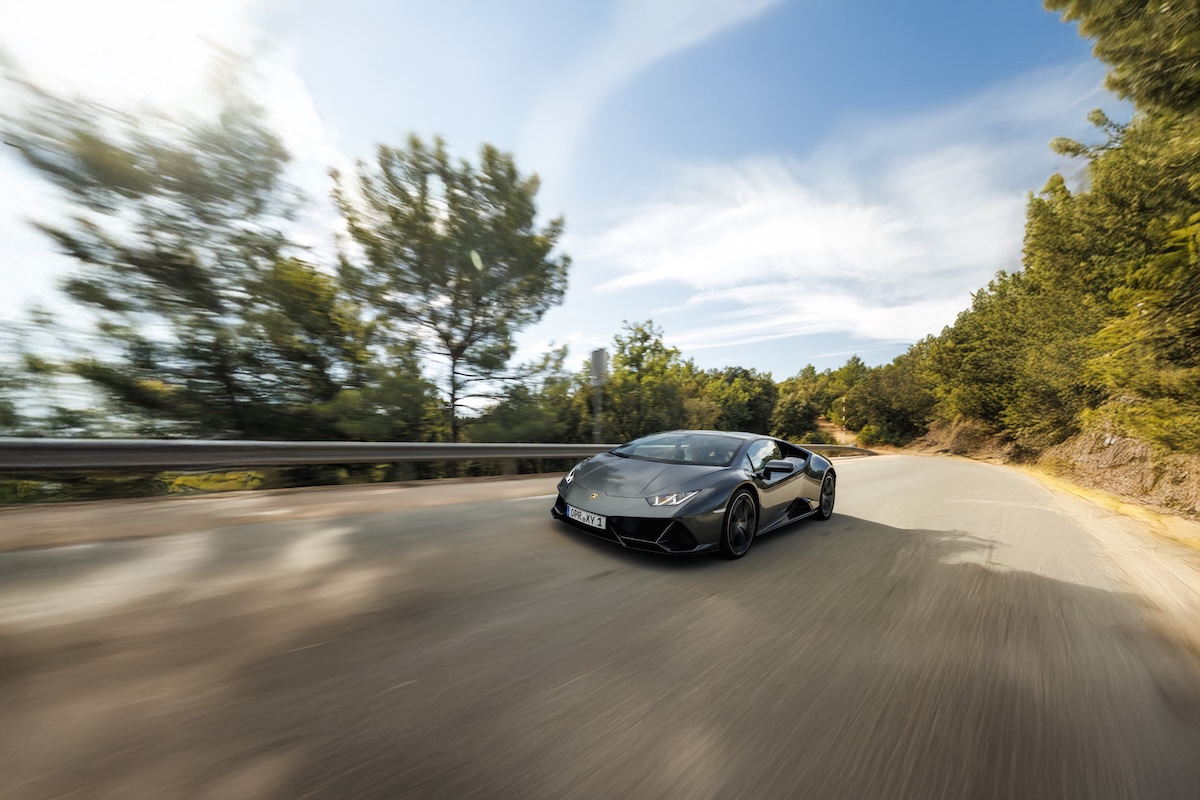 Grauer Lamborghini Huracán auf einer Bergstraße beim Cruisefire Bull Run Saint-Tropez 2025