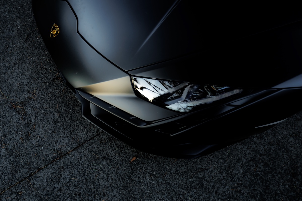 Schwarzer Lamborghini im Lichtdetail beim Cruisefire Bull Run Saint-Tropez 2025
