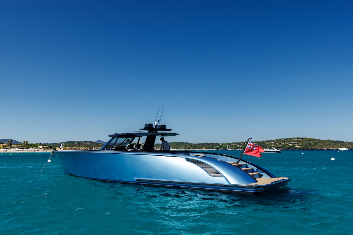 Speedboat vor Saint-Tropez als Teil eines Cruisefire White Label Automotive-Erlebnisses