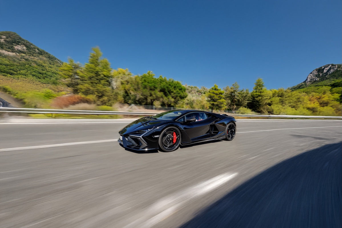 Schwarzer Lamborghini in dynamischer Fahrt beim Cruisefire White Label Bull Run Saint-Tropez 2025