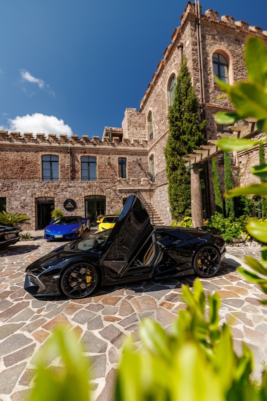 Lamborghini mit geöffneten Scherentüren im Innenhof eines Châteaus beim Bull Run 2025