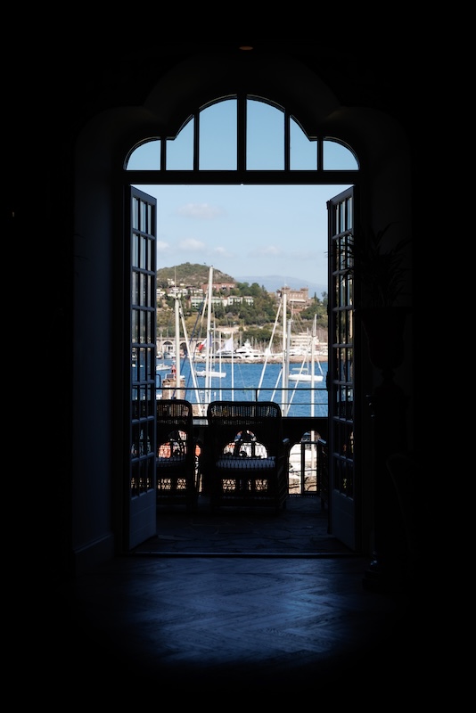 Blick durch offene Türen auf den Hafen von Saint-Tropez beim Cruisefire Bull Run 2025