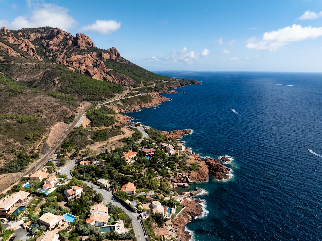 Luftaufnahme der Côte-d’Azur-Küstenstraße beim Cruisefire Bull Run Saint-Tropez 2025