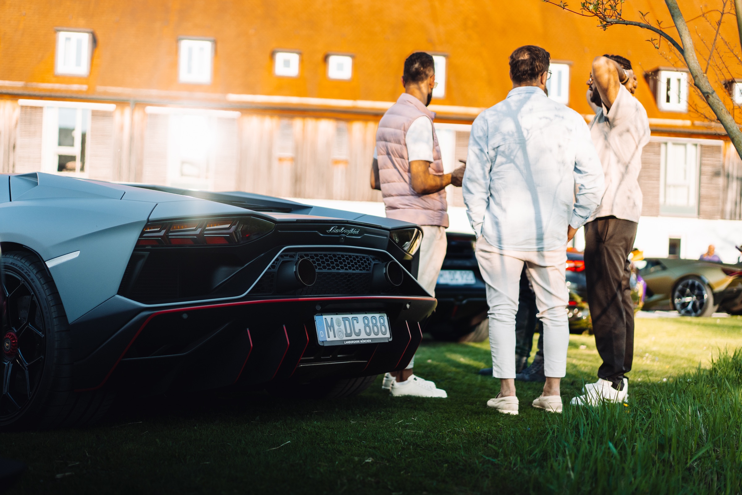 Teilnehmer und Sportwagen beim Cruisefire Dine & Drive München