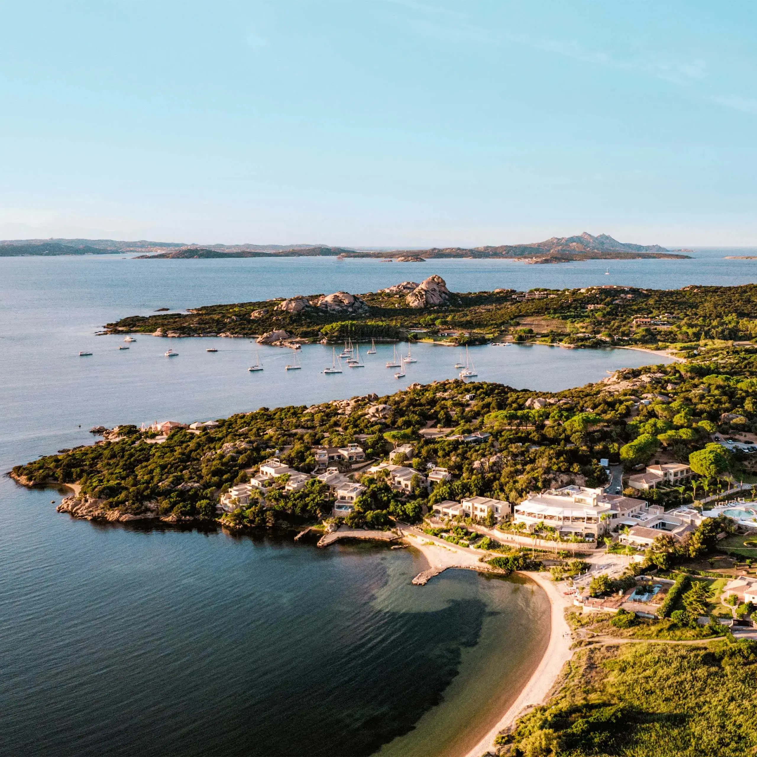 Luftaufnahme des 7Pines Resort Sardinia an der Costa Smeralda für den Cruisefire Summer Drive 2026