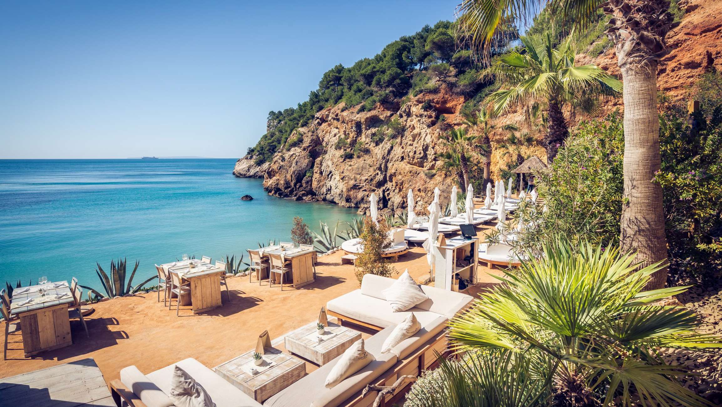 Beach Club über dem Meer als Konzeptmotiv für das Cruisefire Driving Escape Ibiza