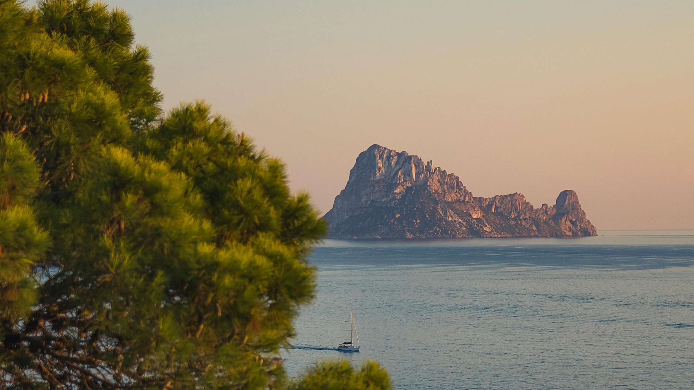 Es Vedrà als Konzeptmotiv für das Cruisefire Driving Escape Ibiza