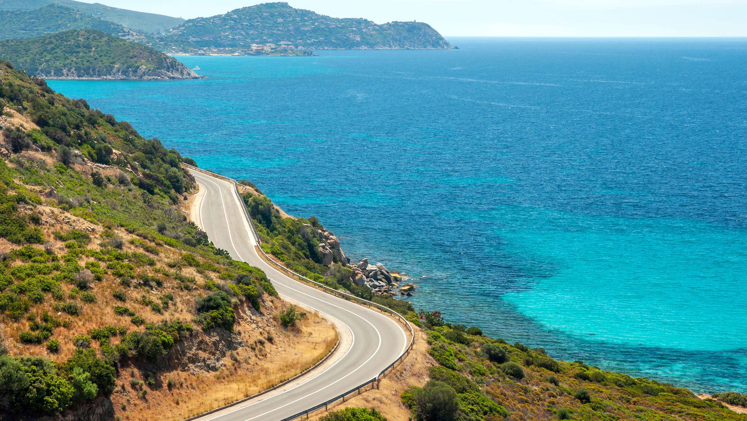 Freie Küstenstraße über dem türkisfarbenen Meer als Ibiza Motiv für das Cruisefire Driving Escape Ibiza