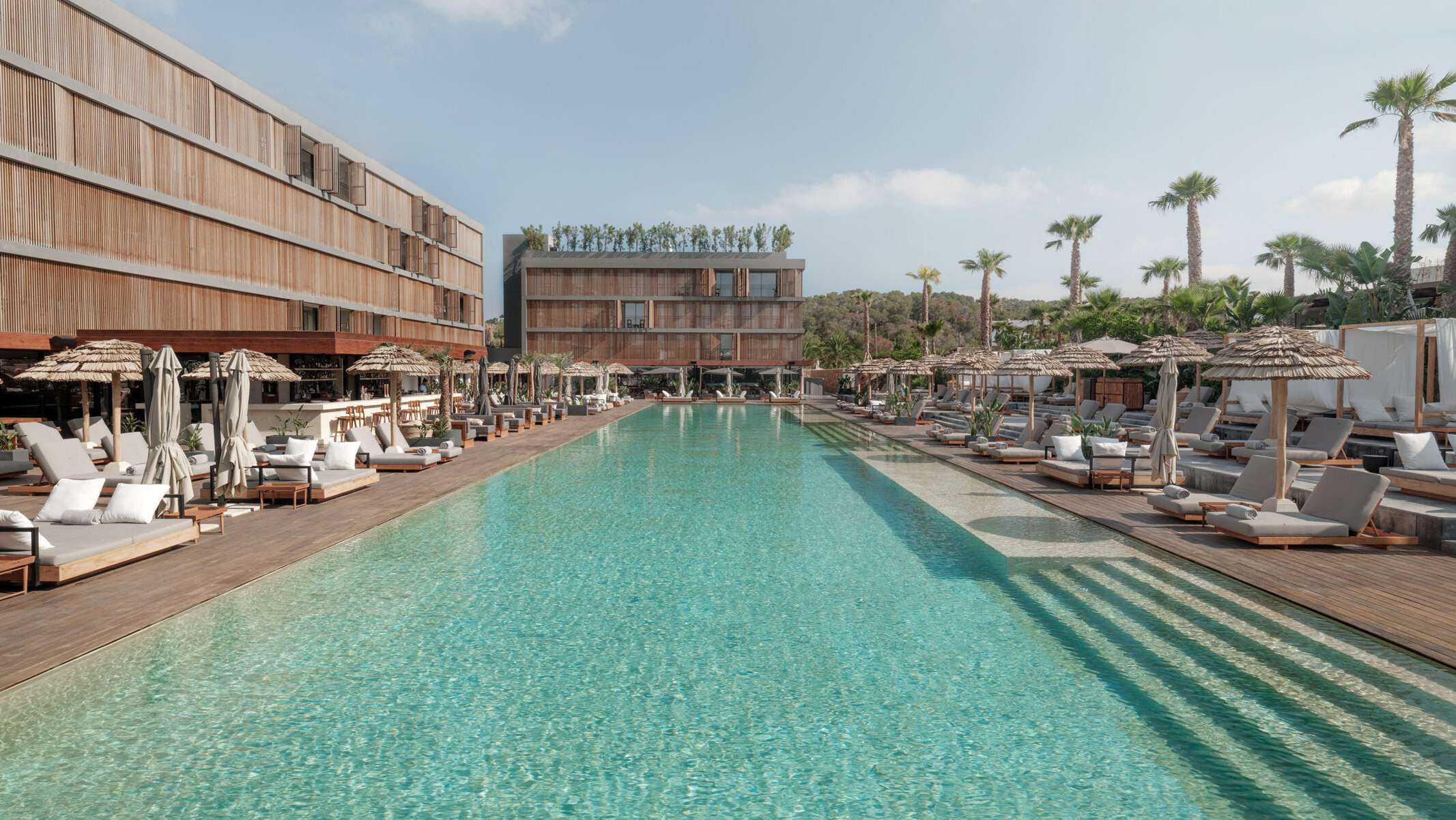 Pool des OKU Ibiza als Konzeptmotiv für das Cruisefire Driving Escape Ibiza