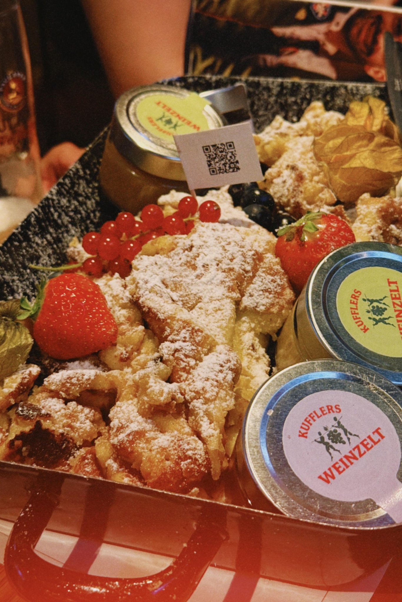 Kaiserschmarrn mit Beeren bei der Cruisefire Wiesn 2026 in der Käfer Wiesn-Schänke