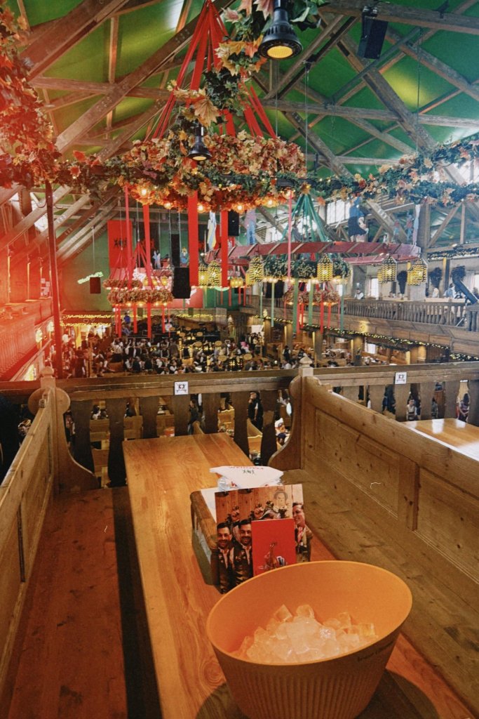 Blick vom reservierten Cruisefire Tisch in die Käfer Wiesn-Schänke 2026