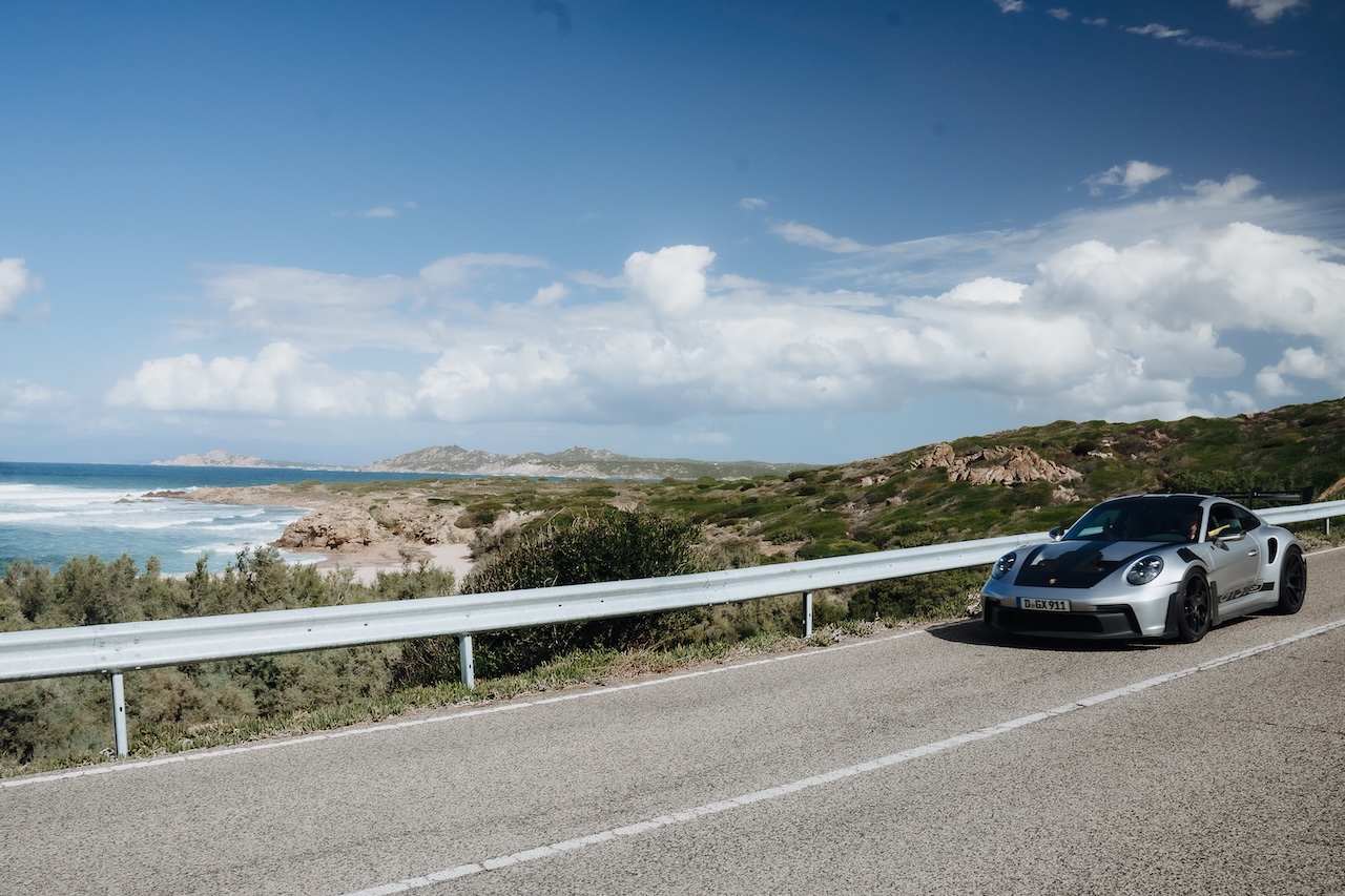 Porsche auf einer Küstenstraße beim Cruisefire Driving Escape Sardinien