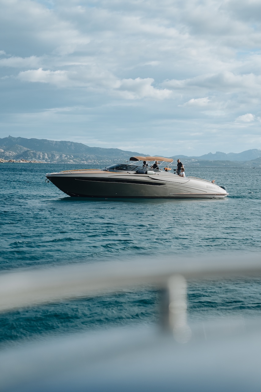 Pershing Yacht vor der Küste Sardiniens bei der Cruisefire Yacht Experience 2026