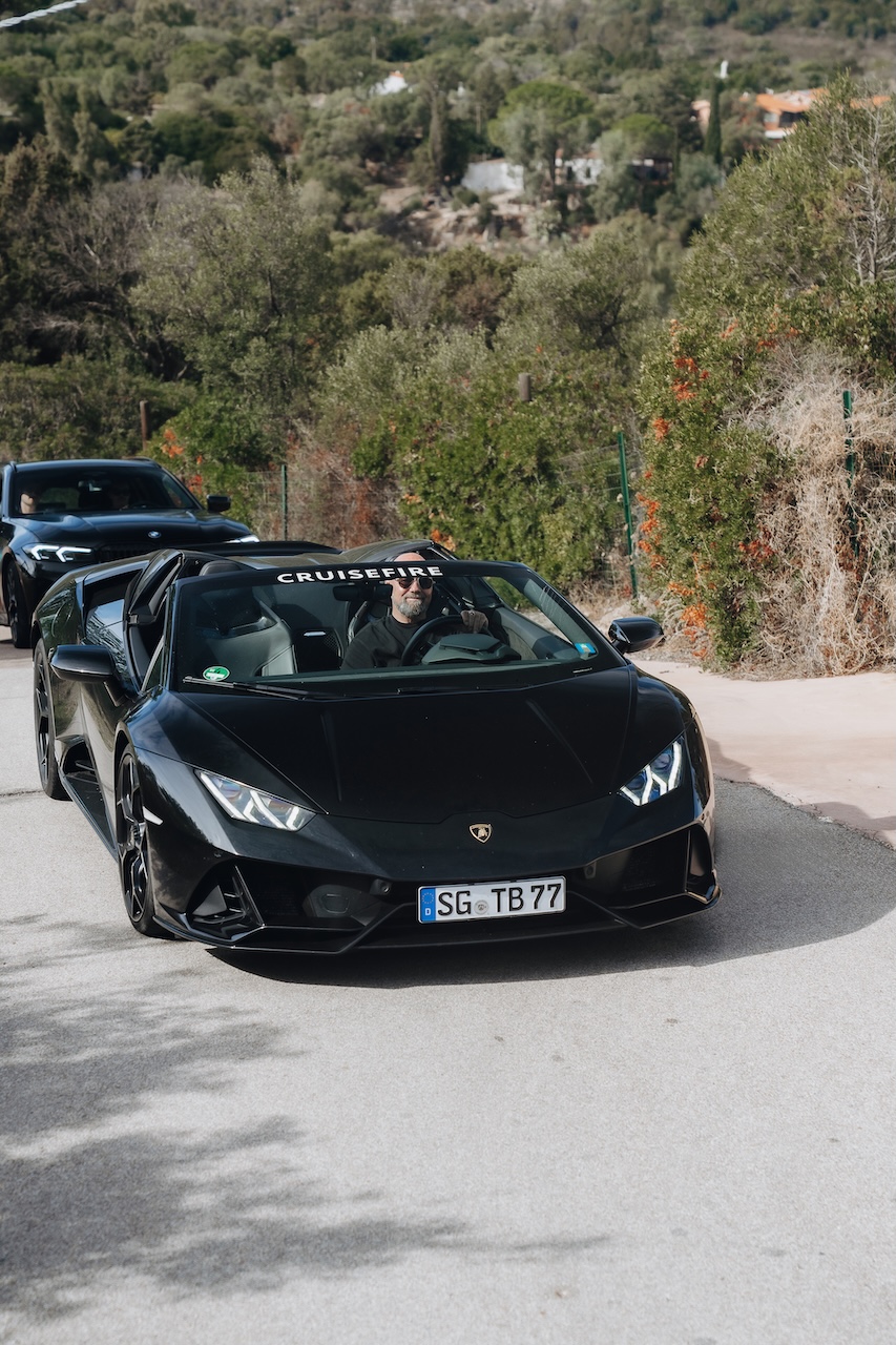 Sportwagen auf dem Costa Smeralda Drive beim Cruisefire Summer Drive Sardinien 2026
