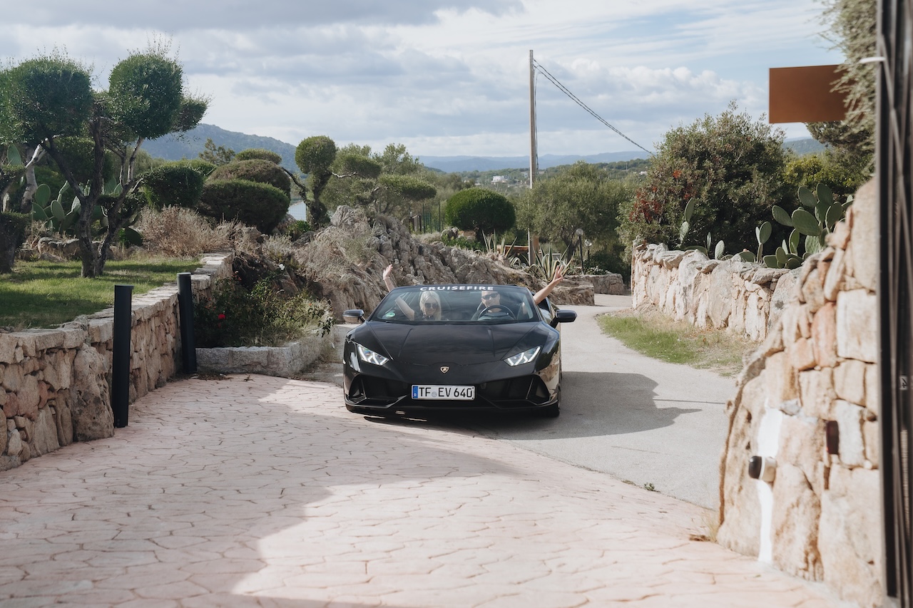 Schwarzer Sportwagen auf einer sardischen Straße beim Cruisefire Summer Drive Sardinien 2026