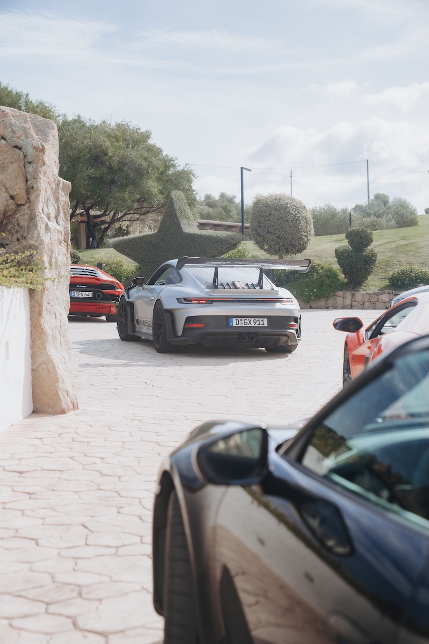 Sportwagen auf dem Drive über Costa Paradiso nach Isola Rossa beim Cruisefire Summer Drive Sardinien 2026