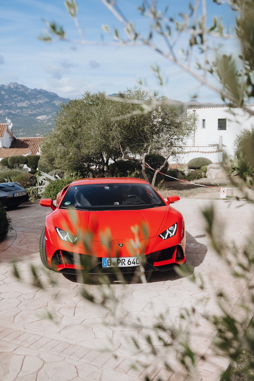 Sportwagen vor dem Hinterland Drive durch die Gallura beim Cruisefire Summer Drive Sardinien 2026