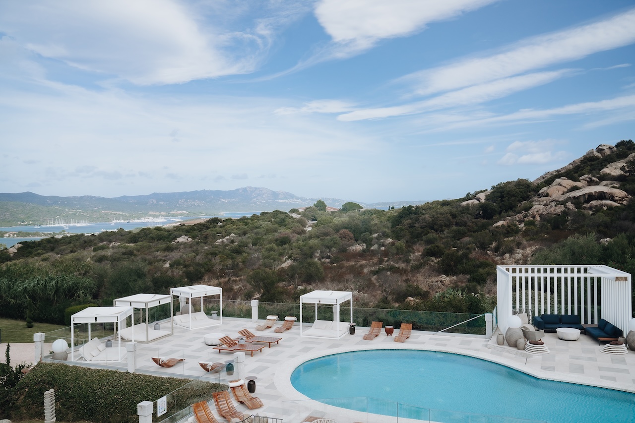7Pines Resort und Landschaft der Costa Smeralda beim Cruisefire Summer Drive Sardinien 2026
