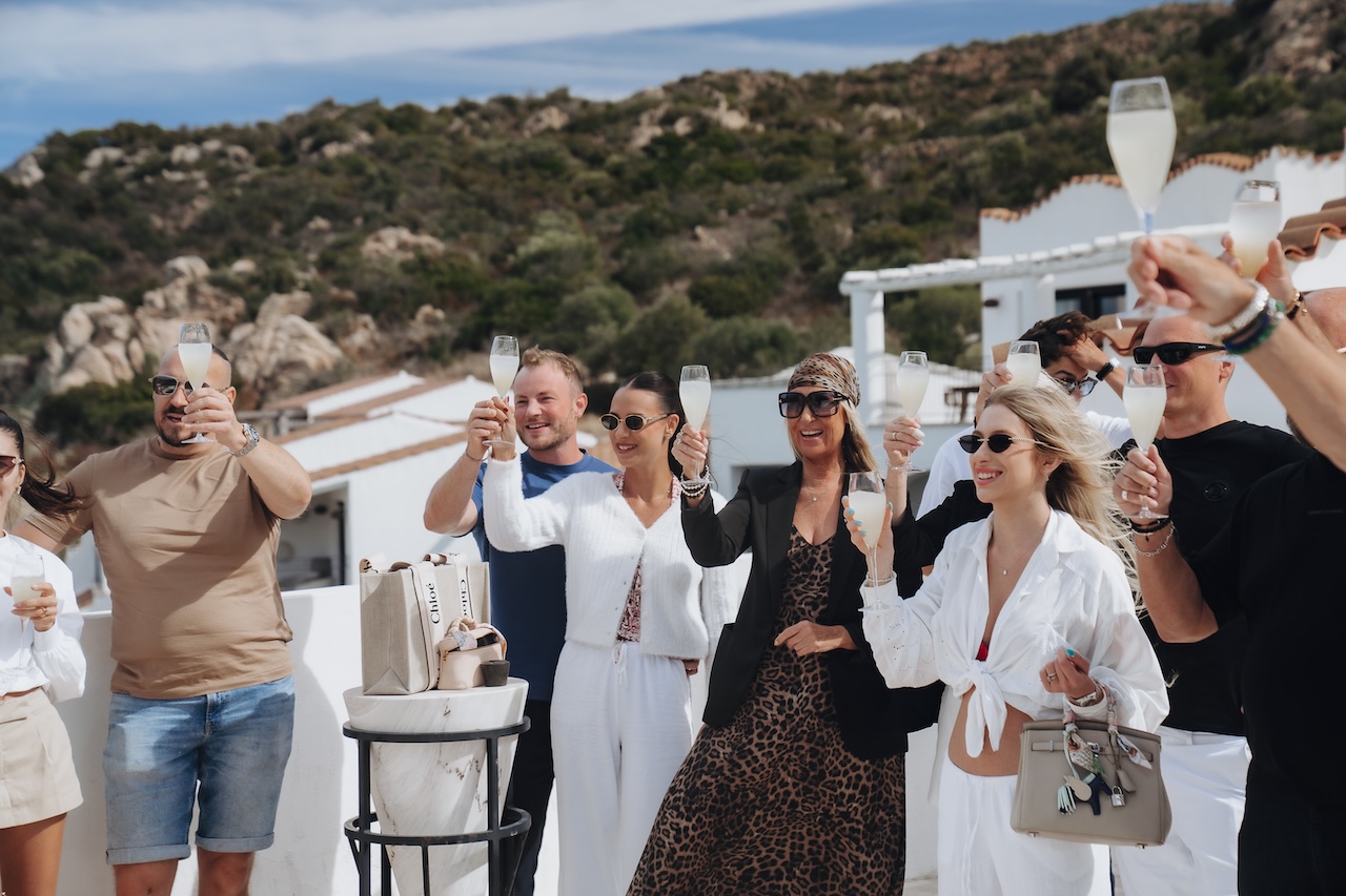 Gemeinsamer Genussmoment beim Cruisefire Summer Drive Sardinien 2026