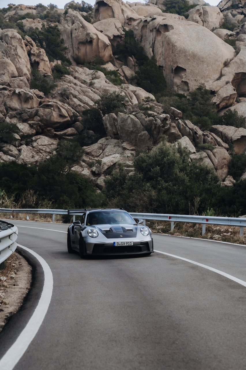 Porsche 911 auf einer mediterranen Bergstraße beim Cruisefire Summer Drive Sardinien 2026